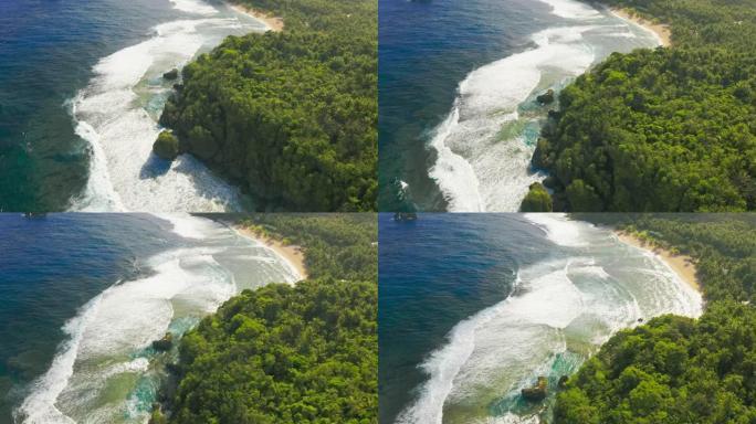 鸟瞰图热带海滩岛和海湾泻湖，Siargao。热带景观丘陵和山岩与雨林棕榈。