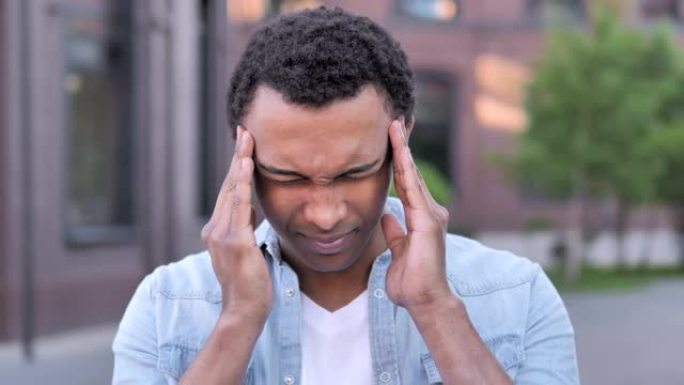 头痛，不舒服的非洲男人