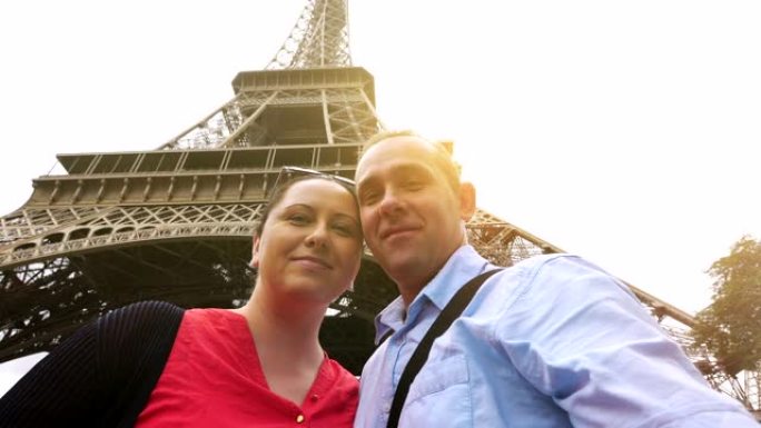 情侣以4k慢动作60fps的速度自拍巴黎埃菲尔铁塔