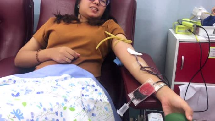 亚洲女性献血特写，人们献血的概念