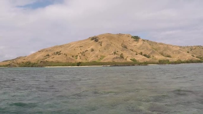 从斐济群岛的一艘移动船上看到的Yasawa群岛的一个岛屿的视频