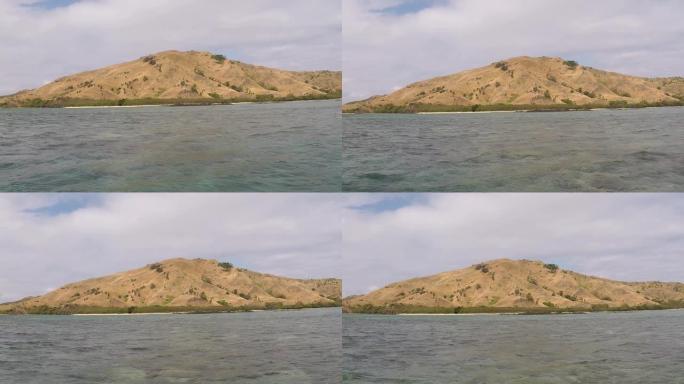 从斐济群岛的一艘移动船上看到的Yasawa群岛的一个岛屿的视频