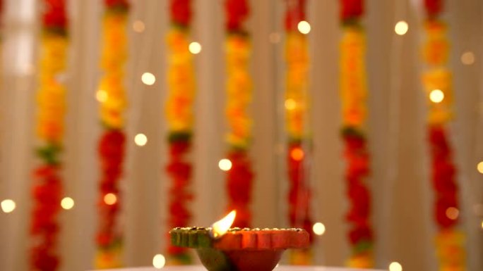 在罗刹·班丹 (Raksha Bandhan) 或排灯节上旋转的diya的美丽镜头