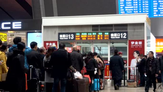 旅客在北京南站检票入口口排队。