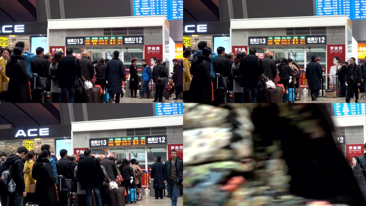 旅客在北京南站检票入口口排队。