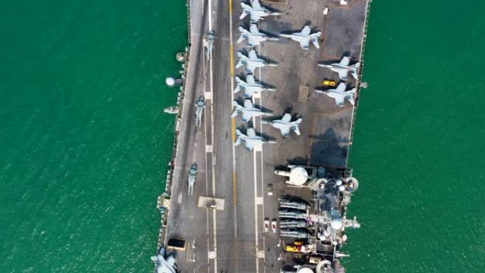 海军核航母，军用海军舰船航母满载战斗机喷气式飞机，鸟瞰图，4K。