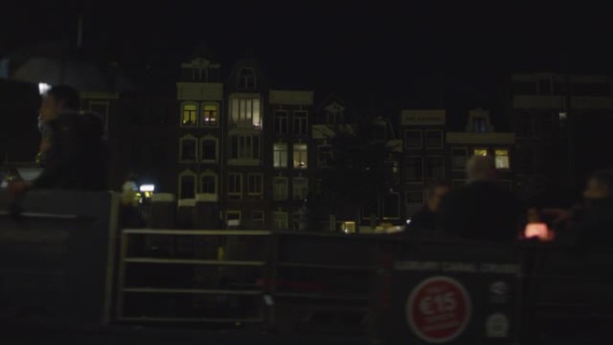 夜间的观光船和建筑物
