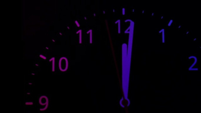 时间流逝，彩色模拟时钟大约在午夜或中午12点，新年的概念和倒计时。特写。