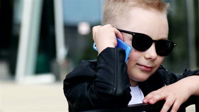 7-8岁戴着手机太阳镜的男婴