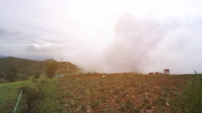 在泰国碧差汶的Phu Thap Boek，蓝天云雾的4k时间流逝