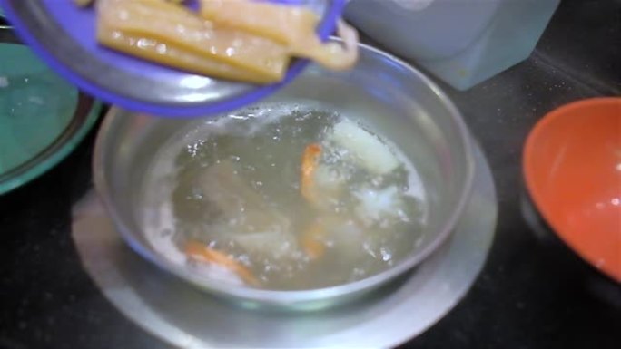 人们喜欢在日本餐厅吃火锅和在热汤中加入鱿鱼