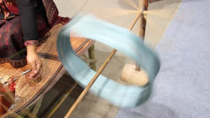 从蚕茧中加工出丝绸，最好的泰国丝绸是手工编织的蚕茧是产品