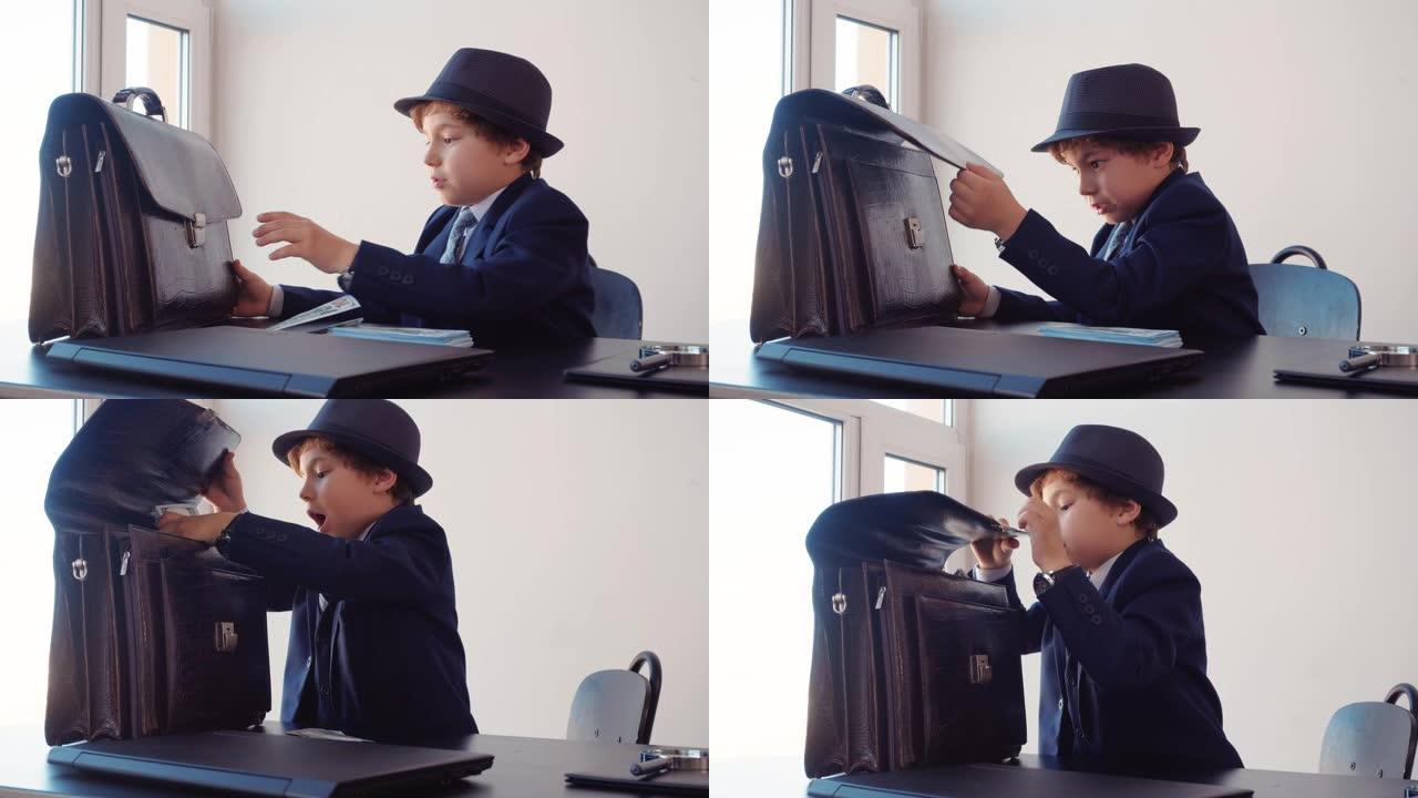 小男孩的生意老板在商务桌旁把钱藏在办公室的公文包里。年轻的商业老板，穿着黑色西装，戴着帽子，把钱放在