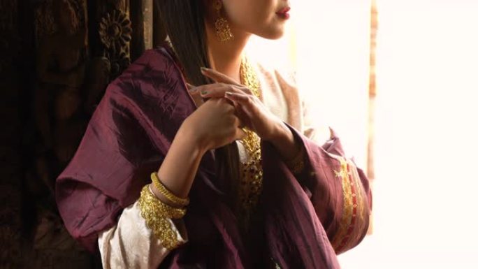 穿着传统缅甸服装的漂亮缅甸女人