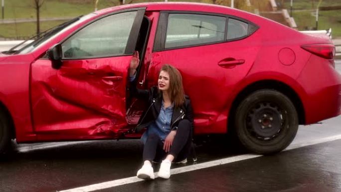 十几岁的女孩在雨中在路上出了事故，她受伤了，很害怕。