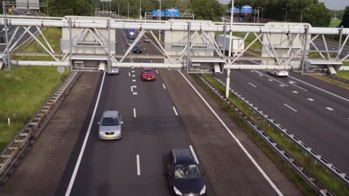 荷兰高速公路上方的摄像机