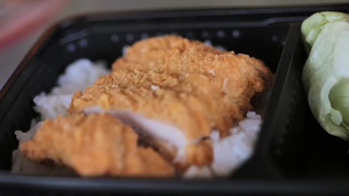 饭盒里的米饭炒猪肉，慢动作。