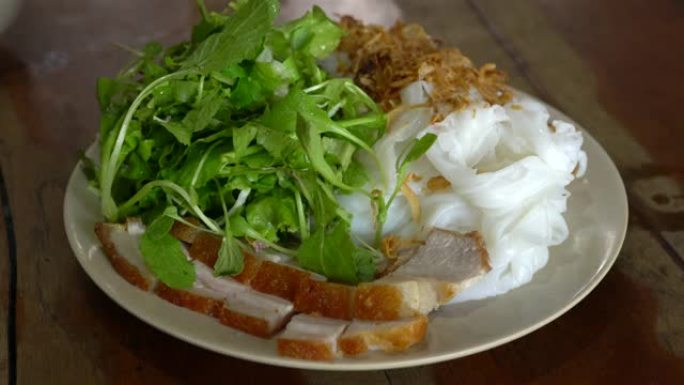 乡村越南食物、五花肉、米纸和新鲜香草沙拉
