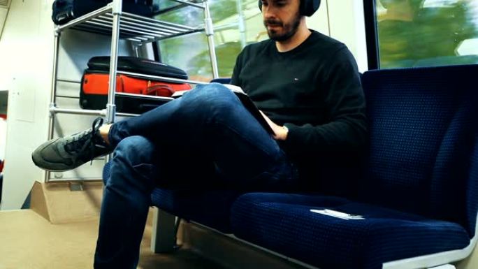 火车上的人读书