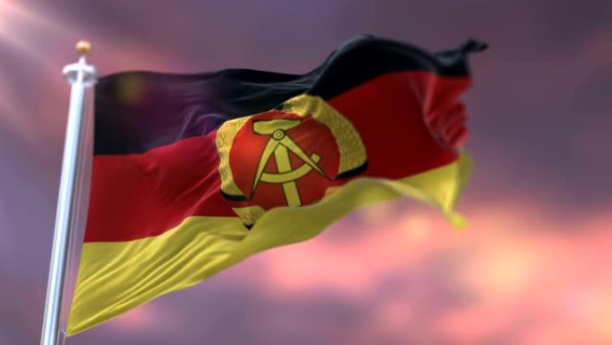 日落时挥舞的德意志民主共和国或东德国旗。循环