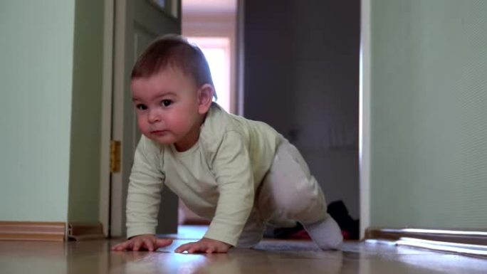 幼儿在客厅学习走路的第一步。跌倒并再次站起来