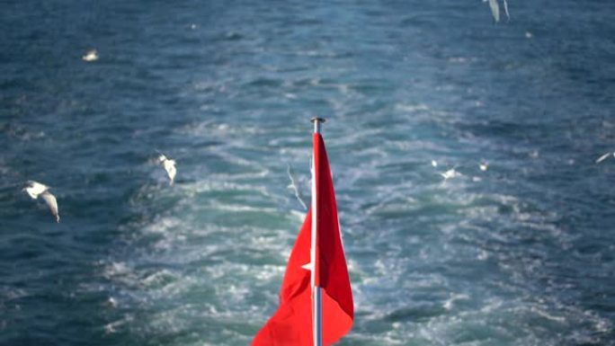 土耳其船尾船旗在风中飘扬。