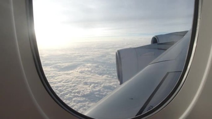 蓝天白云的视觉放大和缩小从飞机舱内窗口，手持动作相机将多莉移入玻璃框，以显示室外美丽的气氛和阳光
