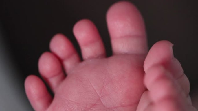 新生婴儿的脚趾和脚出生的第一天