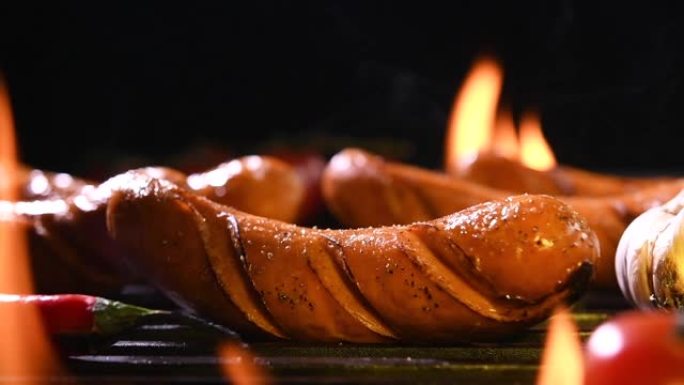 慢动作: 火烧烤架上的烤香肠