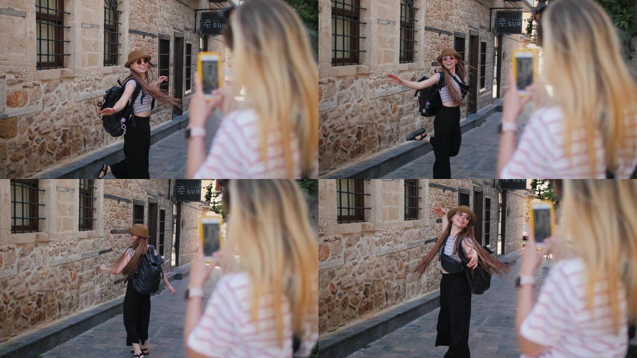 旅游旅游女友在欧洲老城笑着用智能手机拍照