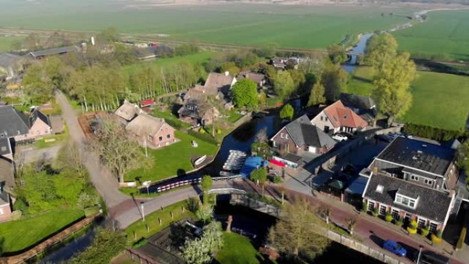 鸟瞰图荷兰美丽的小村庄。飞越荷兰一个小村庄的房屋和街道的屋顶。