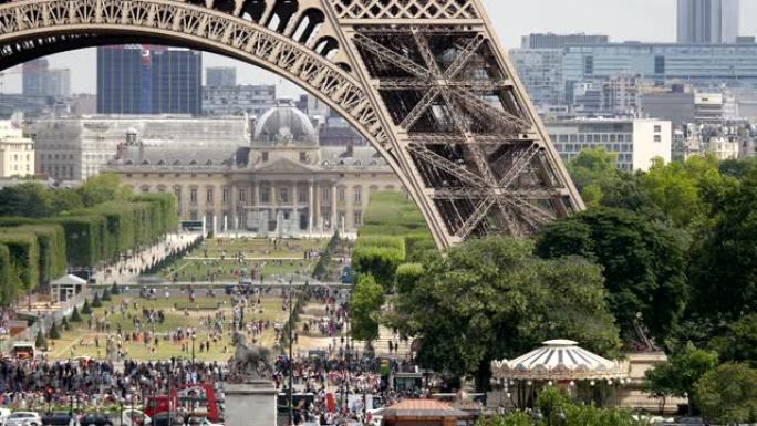 游客聚集在巴黎的战神广场