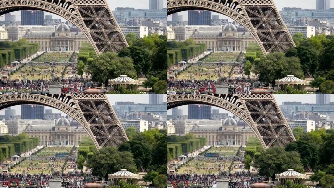 游客聚集在巴黎的战神广场