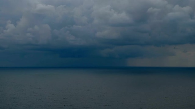 海上的雷云。