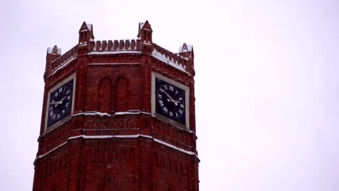 降雪时带时钟的大砖塔