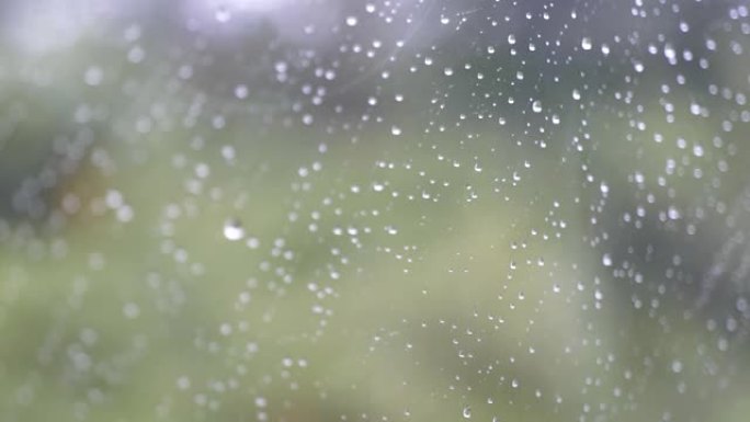 场景慢动作雨滴在车外玻璃车上背景