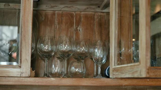 场景多莉在家中橱柜复古风格的酒杯拍摄，生活对象中的日常概念