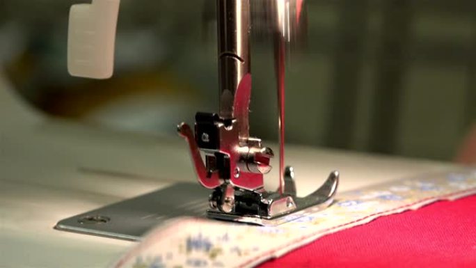 缝纫机编织织物上的红线针缝