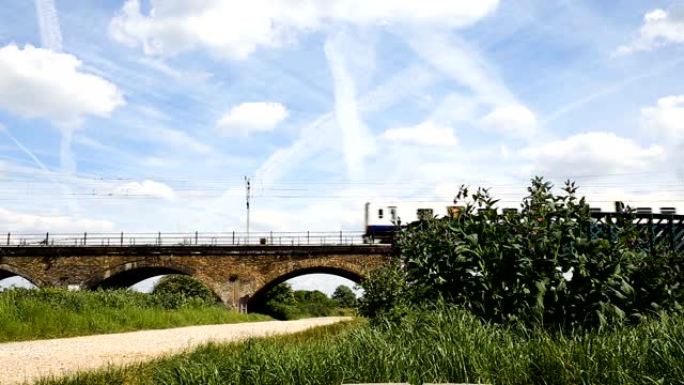 穿越乡村砖桥的地面火车已离开伦敦
