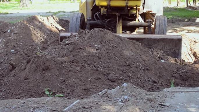 拖拉机清除土壤污垢，挖洞施工现场。