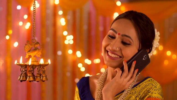 印度美女在电话里聊天diya-排灯节在家中的场景