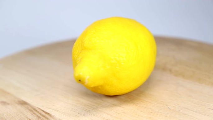 新鲜柠檬旋转。