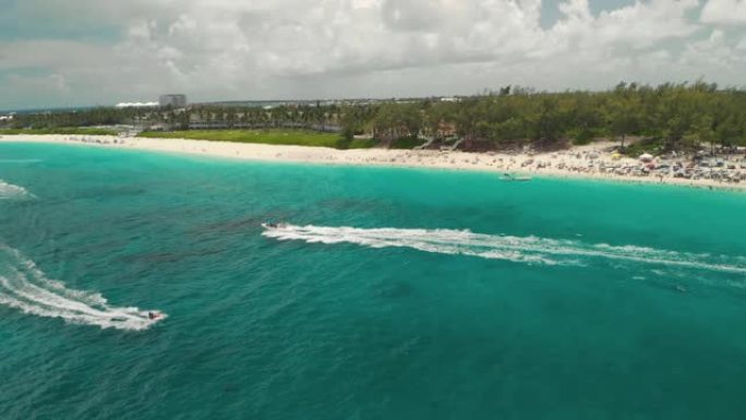 巴哈马天堂岛-白菜海滩的摩托艇和快艇
