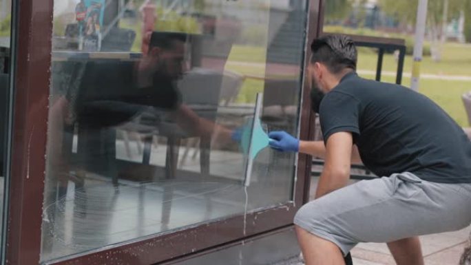专业手工工人清洁窗户