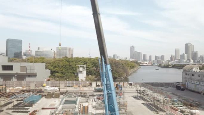 日本东京行驶中的火车上的建筑工地视图