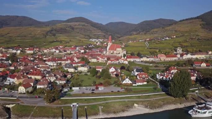 德瓦豪镇和葡萄园魏森基兴的空中全景。奥地利瓦豪山谷