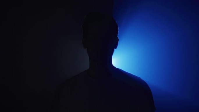 投射在一个人身后的光