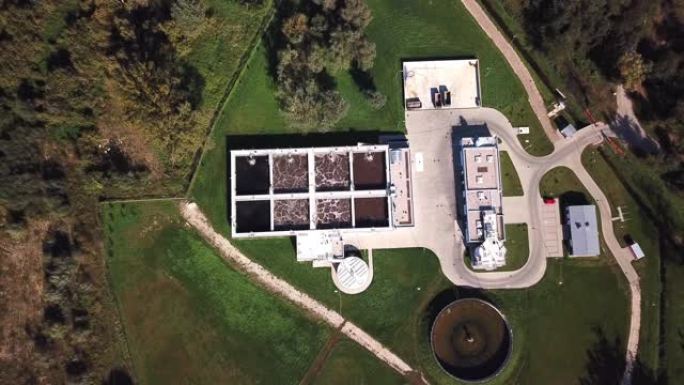 空中俯视图飞越废水处理厂也称为污水处理厂或污水处理厂，用于污水处理工艺去除废水中的污染物4k