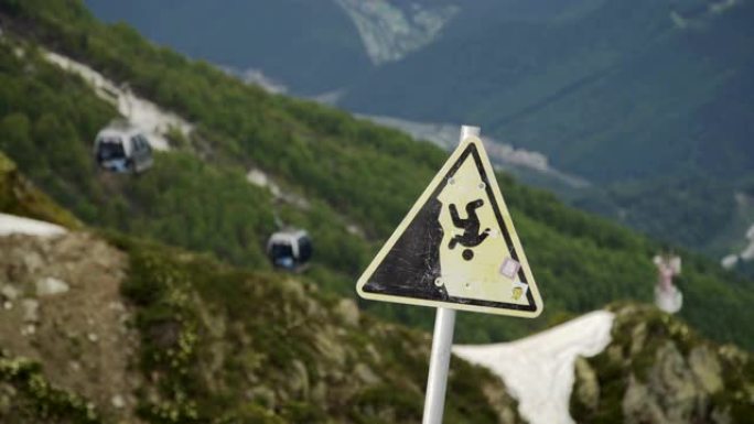 山顶上的警告标志。带客舱的缆车