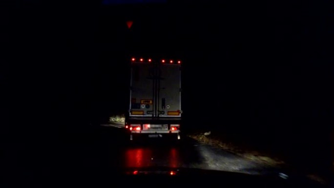 送货卡车，雨夜卡车在路上，